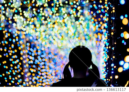 【愛知縣飛島村】飛島夕衣明里：一位女子正在欣賞風鈴和燈光交相輝映的壯觀景象 136613117