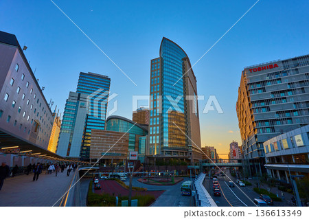 從神奈川縣川崎市川崎站西出口附近商業設施看到的夜景（摩天大樓、新月） 136613349