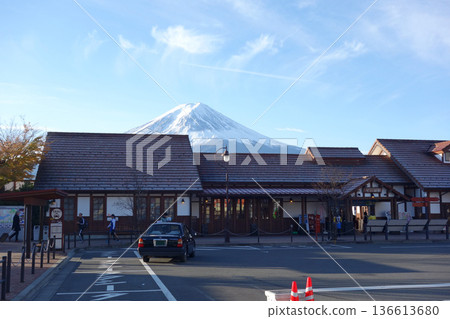 河口湖站及富士山（山梨縣富士河口湖町） 136613680