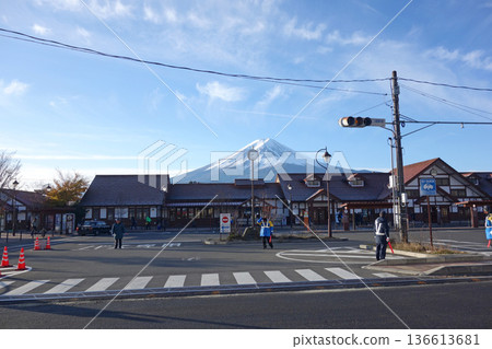 河口湖站及富士山（山梨縣富士河口湖町） 136613681