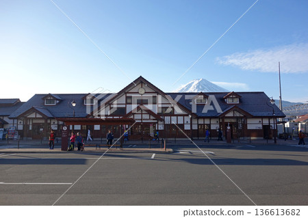 河口湖站及富士山(山梨縣富士河口湖町) 河口湖站及富士山(山梨縣富士河口湖町) 136613682