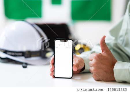 手持智慧型手機的快樂員工 136613883