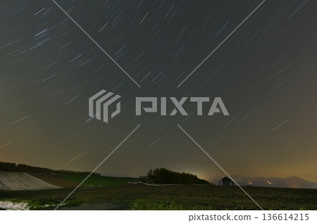 北海道美瑛市布勞曼空中花園的星空照片 - 長曝光攝影 北海道美瑛市布勞曼空中花園的星空照片 - 長曝光攝影 136614215