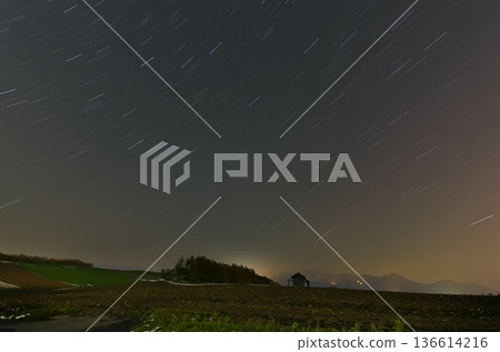 一張北海道美瑛天空花園的穀倉和星空的長曝光照片 136614216