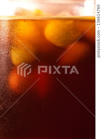 冰咖啡在玻璃杯上凝結的水 136614760