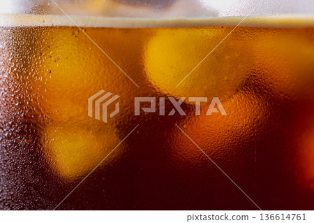 冰咖啡在玻璃杯上凝結的水 冰咖啡在玻璃杯上凝結的水 136614761