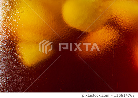 冰咖啡在玻璃杯上凝結的水 冰咖啡在玻璃杯上凝結的水 136614762