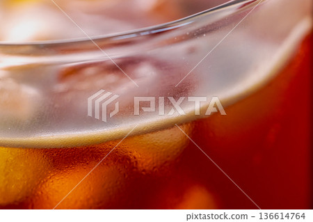 冰咖啡在玻璃杯上凝結的水 冰咖啡在玻璃杯上凝結的水 136614764