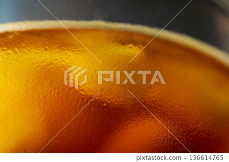 冰咖啡在玻璃杯上凝結的水 冰咖啡在玻璃杯上凝結的水 136614765