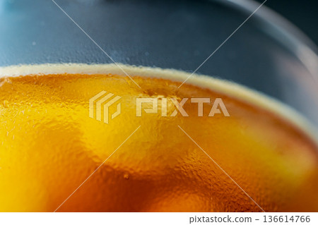 冰咖啡在玻璃杯上凝結的水 136614766