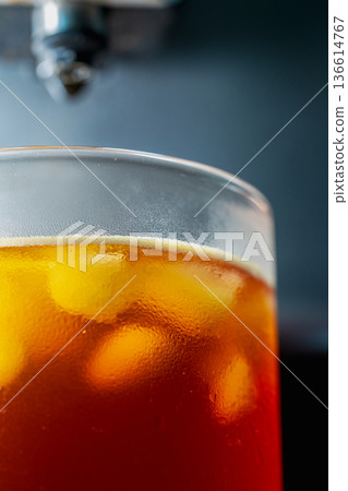 冰咖啡在玻璃杯上凝結的水 冰咖啡在玻璃杯上凝結的水 136614767