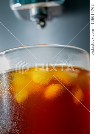 冰咖啡在玻璃杯上凝結的水 冰咖啡在玻璃杯上凝結的水 136614768