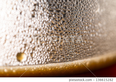 冰咖啡在玻璃杯上凝結的水珠 冰咖啡在玻璃杯上凝結的水珠 136615282