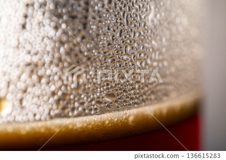 冰咖啡在玻璃杯上凝結的水珠 136615283