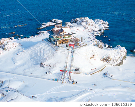從空中俯瞰青森縣八戶市的積雪覆蓋的歌島 從空中俯瞰青森縣八戶市的積雪覆蓋的歌島 136615359