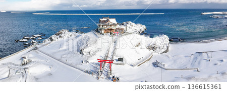 從空中俯瞰青森縣八戶市的積雪覆蓋的歌島 從空中俯瞰青森縣八戶市的積雪覆蓋的歌島 136615361
