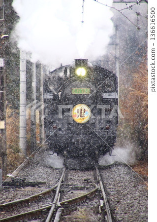A powerful run through the snow-covered Kinugawa River... [SL Daiki] C11123 136616500