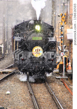 A powerful run through the snow-covered Kinugawa River... [SL Daiki] C11123 136616503