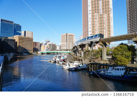 東京單軌列車沿著運河兩側的塔式公寓大樓運行。 136616758