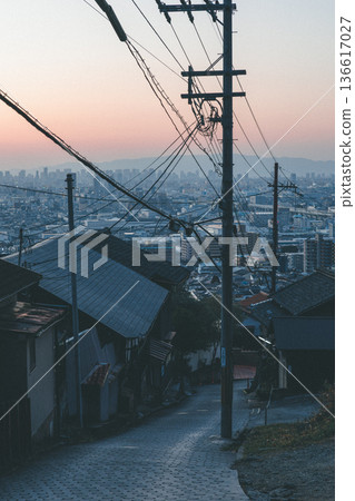 夕陽西下,俯瞰東大阪的山丘 夕陽西下,俯瞰東大阪的山丘 136617027