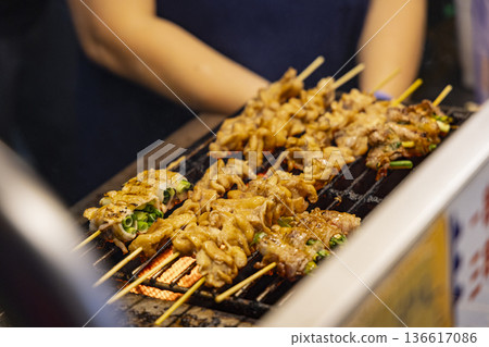 台灣街頭文化:夜市煙霧繚繞中炭火烤串的景象 台灣街頭文化:夜市煙霧繚繞中炭火烤串的景象 136617086