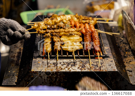 Taiwan street culture: charcoal grilled skewers in the smoke and mist of the hot night market 136617088