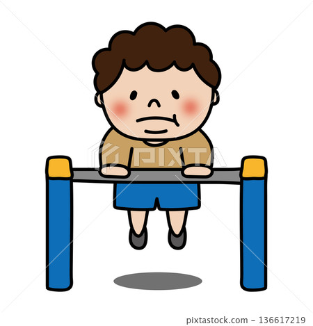 一個胖胖、捲頭髮的男孩在做單槓。 一個胖胖、捲頭髮的男孩在做單槓。 136617219