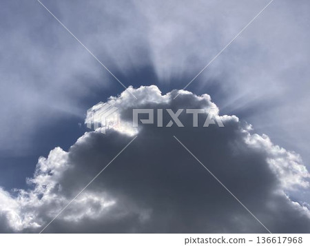 當您穿過雲層之間的空間時，另一邊是藍天 136617968