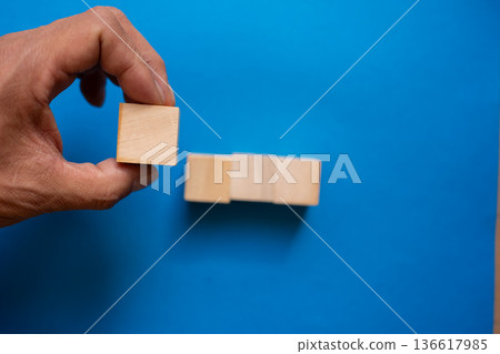 拿著空白木塊的手 136617985