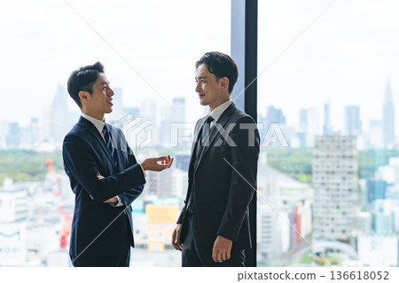 Group of business people having a conversation in the lobby 136618052