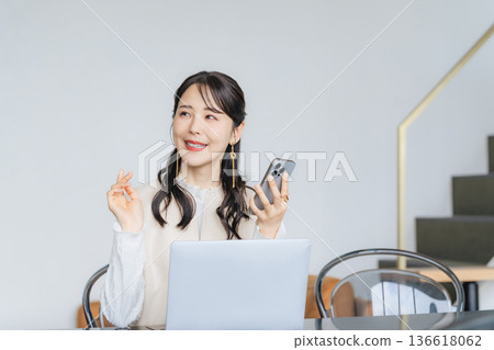 Women who use smartphones in the office Women who use smartphones in the office 136618062