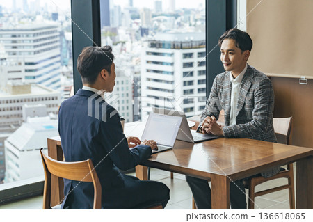 一群休閒商務人士在辦公室開會 一群休閒商務人士在辦公室開會 136618065