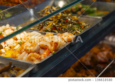 High-quality ingredients: Fresh and full of shrimp inside the display cabinet 136618580