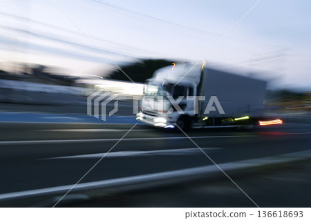 清晨,一輛廂型車在路上飛馳。 清晨,一輛廂型車在路上飛馳。 136618693