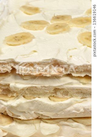 Meringue cake with whipped cream and bananas Meringue cake with whipped cream and bananas 136619146