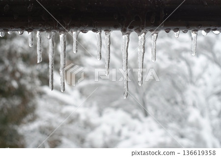 雪景,冰柱聳立,樹木被白雪覆蓋。 雪景,冰柱聳立,樹木被白雪覆蓋。 136619358