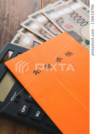 養老金筆記本和錢 136619766