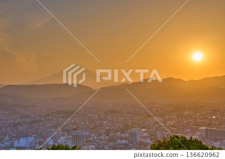 Evening view from Mount Gongen in Hadano, Kanagawa Prefecture (Hadano city, Mount Fuji, etc.) 136620962