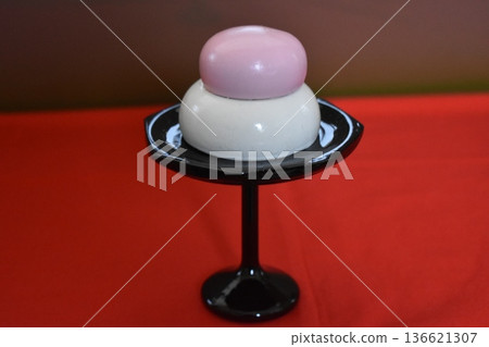 Red and white rice cakes for Hinamatsuri 136621307