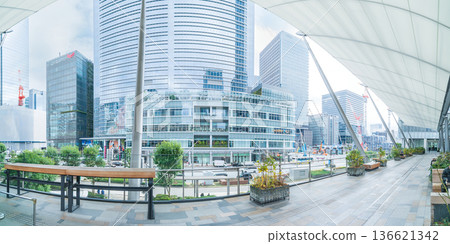 從東京車站八重洲出口的行人平台上看到的「東京」景色 從東京車站八重洲出口的行人平台上看到的「東京」景色 136621342
