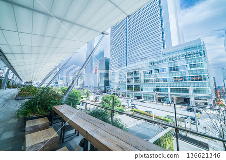 從東京車站八重洲出口的行人平台上看到的「東京」景色 136621346
