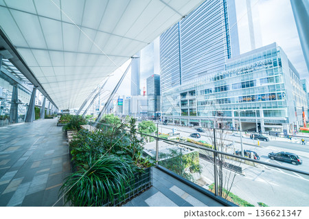 從東京車站八重洲出口的行人平台上看到的「東京」景色 136621347
