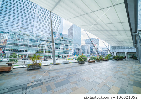 從東京車站八重洲出口的行人平台上看到的「東京」景色 136621352