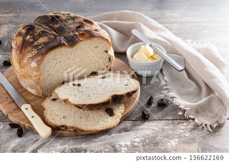 Traditional Irish soda bread with raisins, freshly baked 136622169
