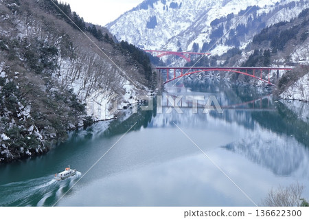 [Toyama Prefecture] Silver Shogawa Gorge Sightseeing Boat Cruise, Toga Bridge, and Nagasaki Bridge 136622300