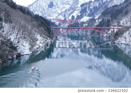 [Toyama Prefecture] Silver Shogawa Gorge Sightseeing Boat Cruise, Toga Bridge, and Nagasaki Bridge 136622302