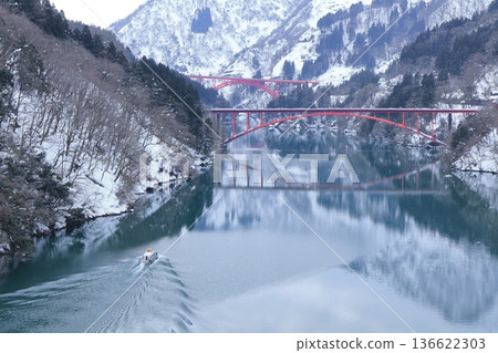 [Toyama Prefecture] Silver Shogawa Gorge Sightseeing Boat Cruise, Toga Bridge, and Nagasaki Bridge 136622303