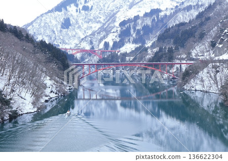 [Toyama Prefecture] Silver Shogawa Gorge Sightseeing Boat Cruise, Toga Bridge, and Nagasaki Bridge 136622304