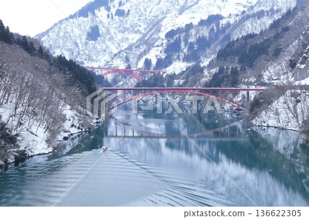 [Toyama Prefecture] Silver Shogawa Gorge Sightseeing Boat Cruise, Toga Bridge, and Nagasaki Bridge 136622305