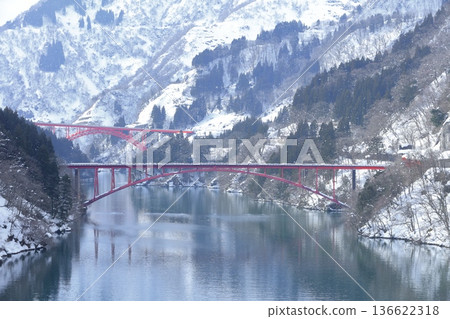 [Toyama Prefecture] The silvery Shogawa Gorge, Toga Bridge, and Nagasaki Bridge 136622318